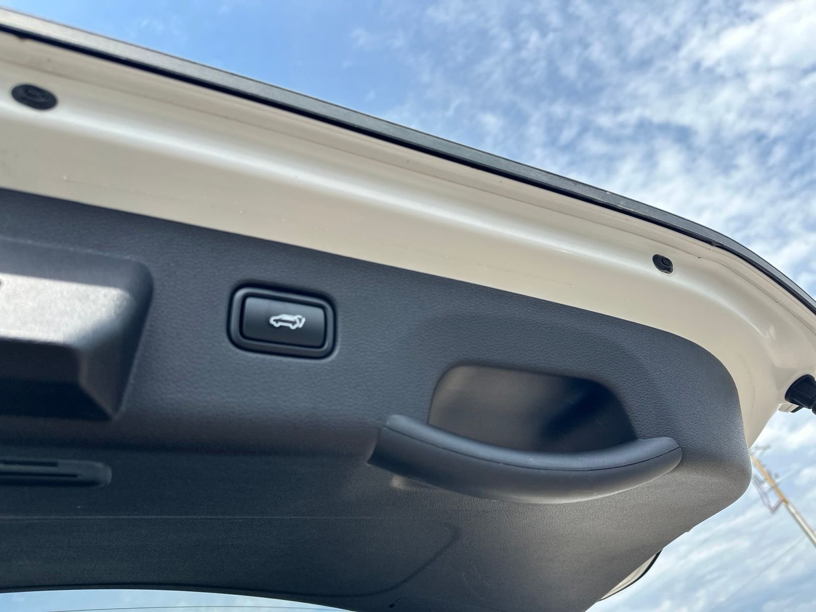 Used 2023 White Kia X-Pro image 34