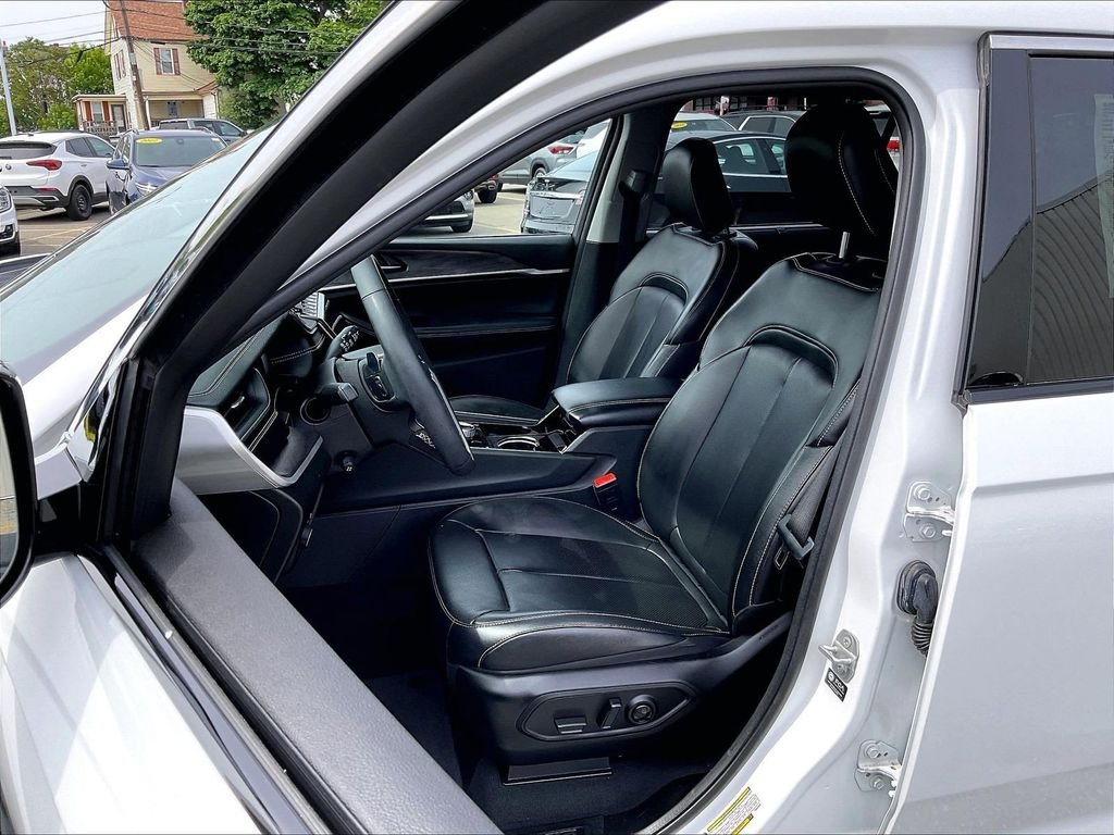 Used 2023 White/off-white Jeep Limited image 10