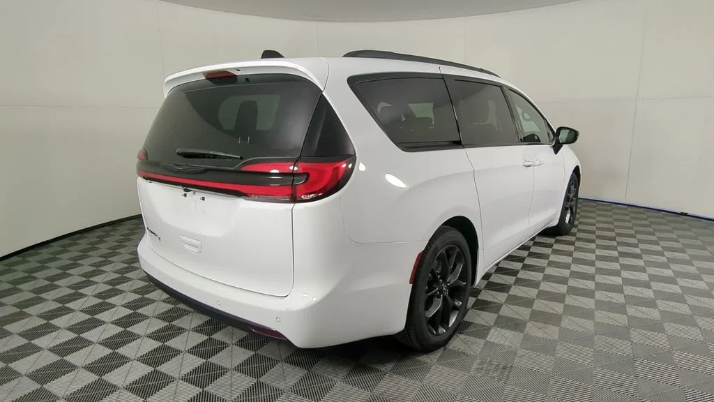 New 2026 Bright White Clear-Coat Exterior Paint Chrysler Select image 5