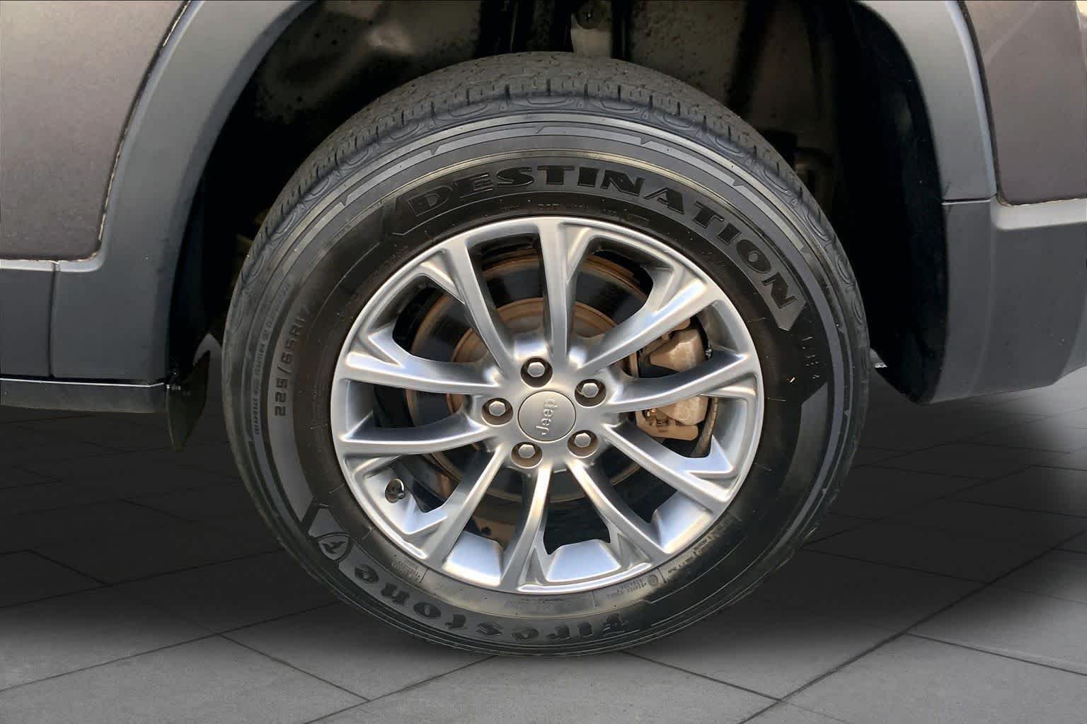 Used 2021 Granite Crystal Metallic Clearcoat Jeep Latitude Lux image 10
