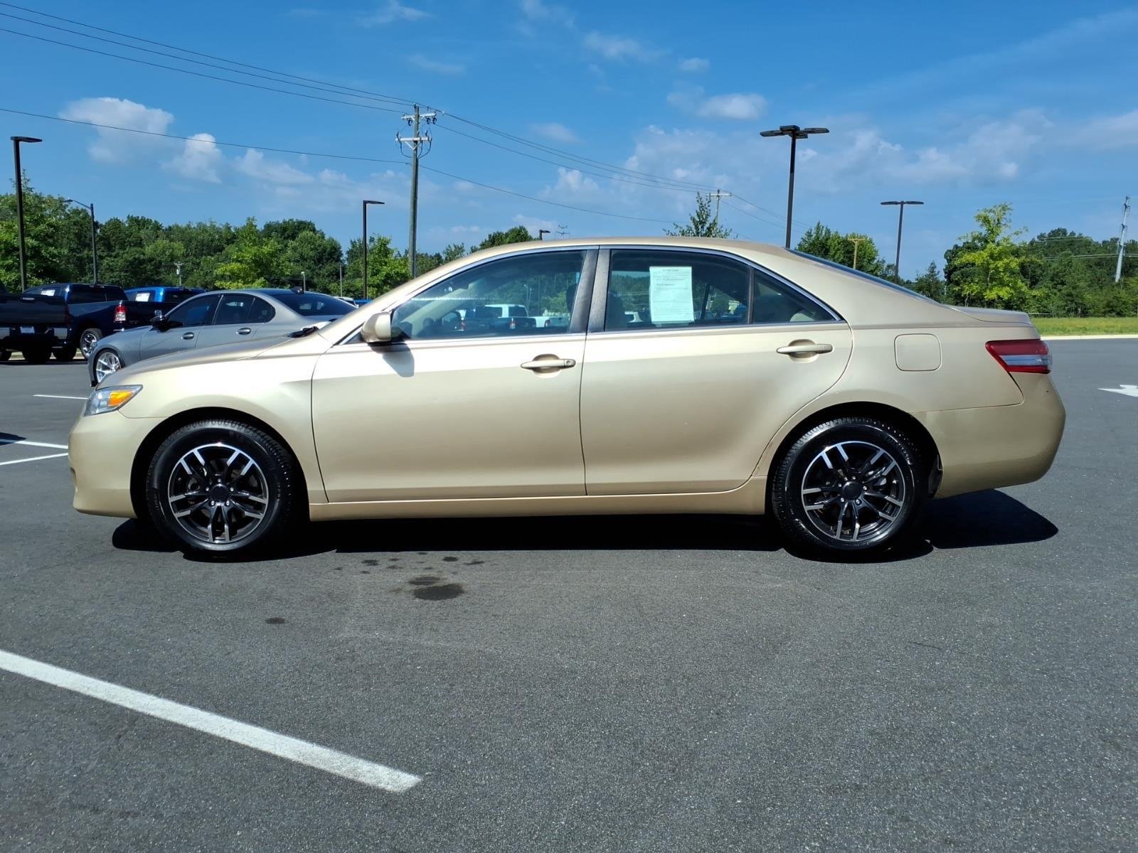 Used 2010  Toyota LE image 3