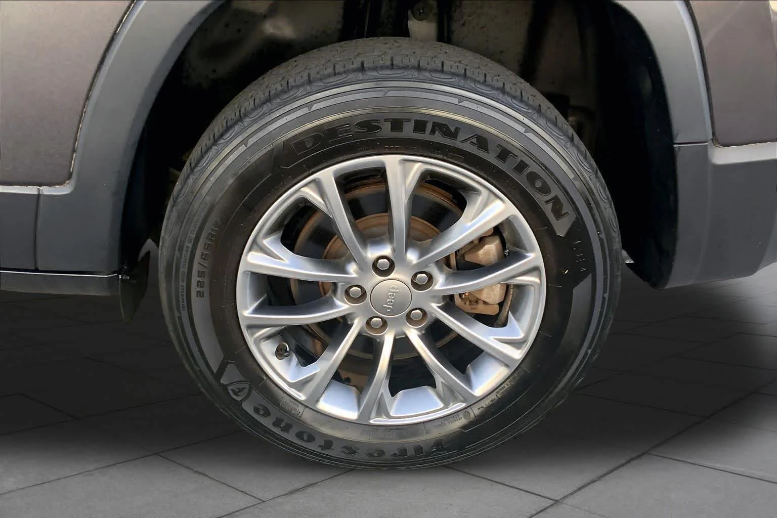 Used 2021 Granite Crystal Metallic Clearcoat Jeep Latitude Lux image 10