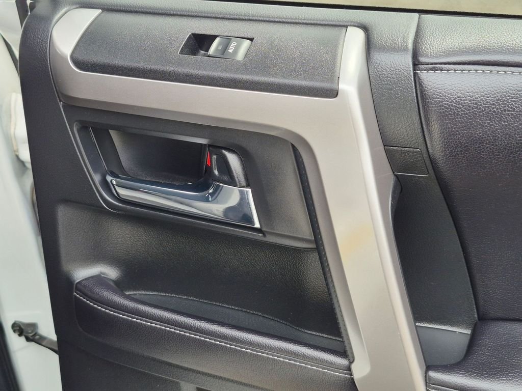 Used 2016 White Toyota SR5 image 21
