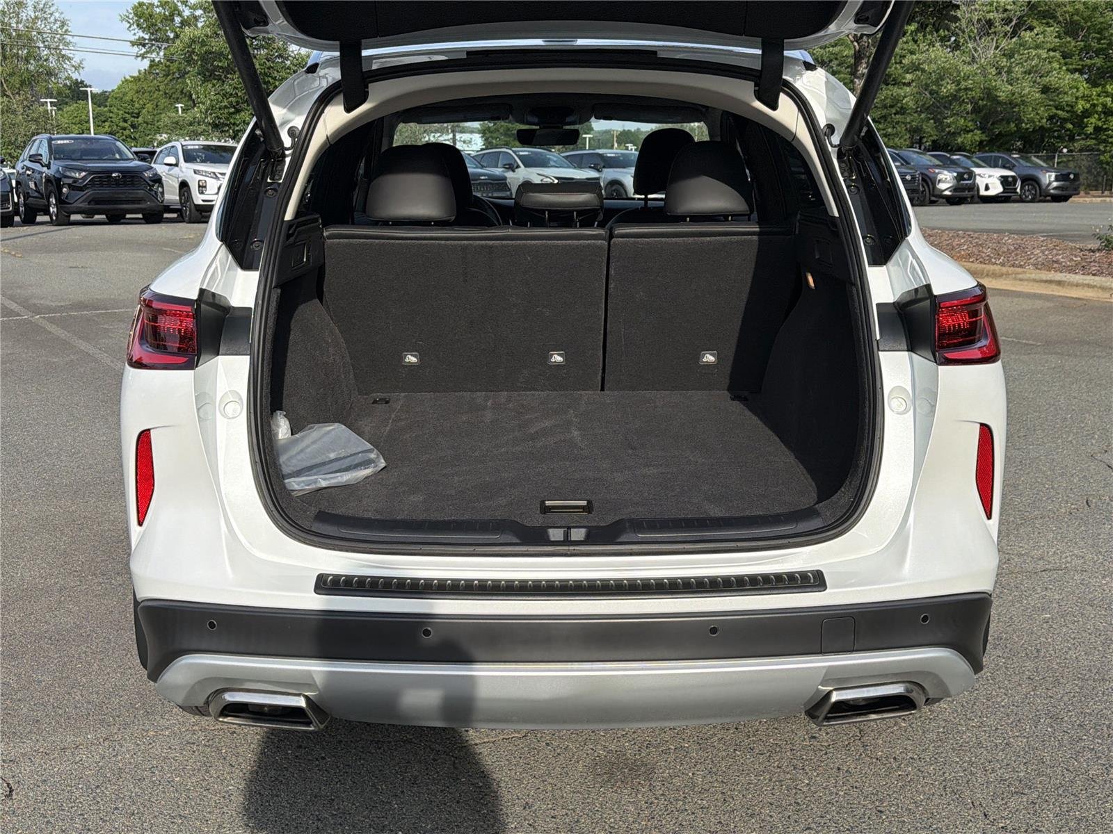 Certified Used 2024 Radiant White INFINITI LUXE image 28