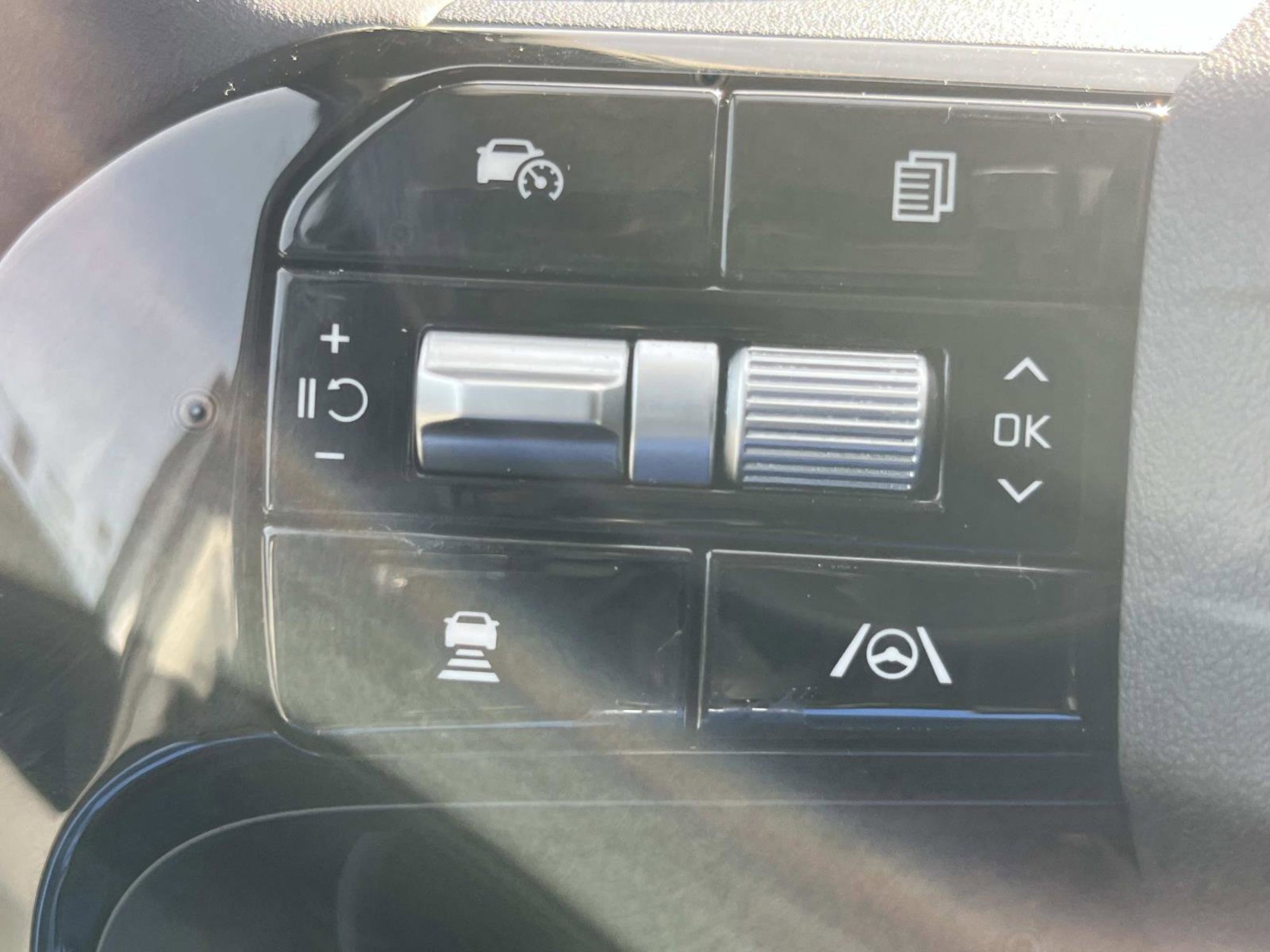 New 2026 Glacial White Pearl Kia EX image 28