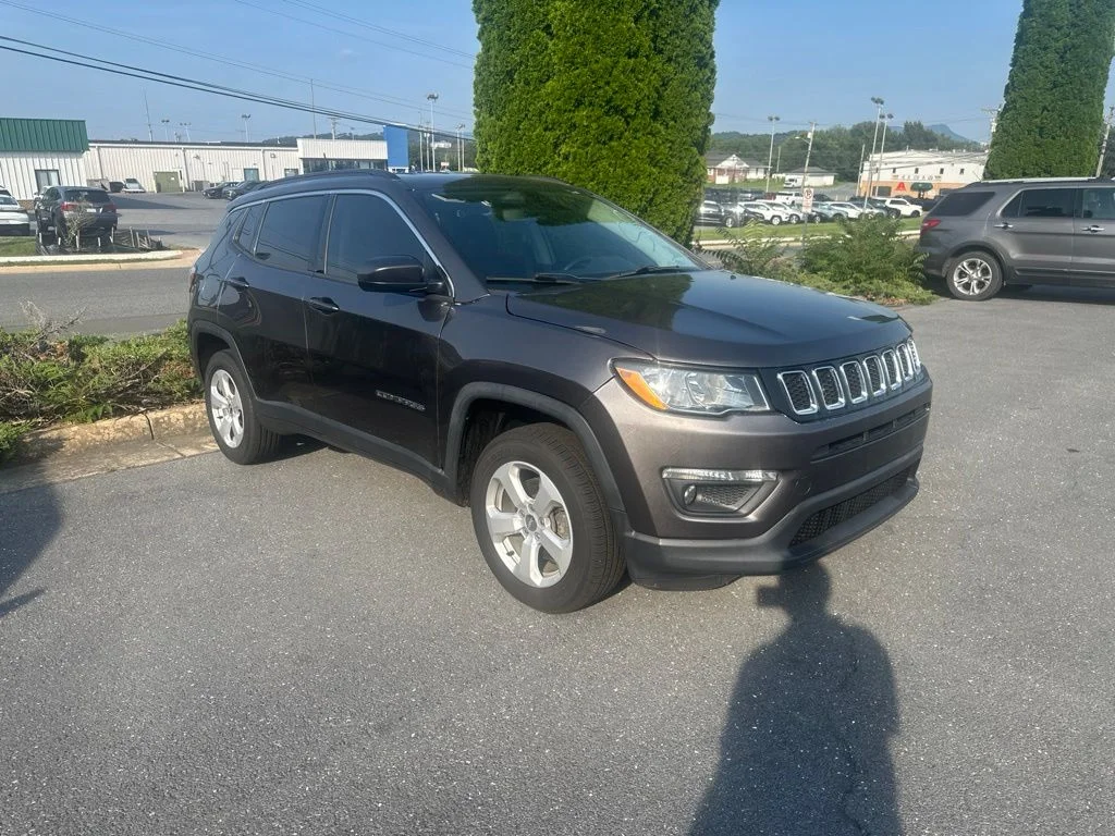 Used 2019 Crystal Metallic Jeep Latitude image 3