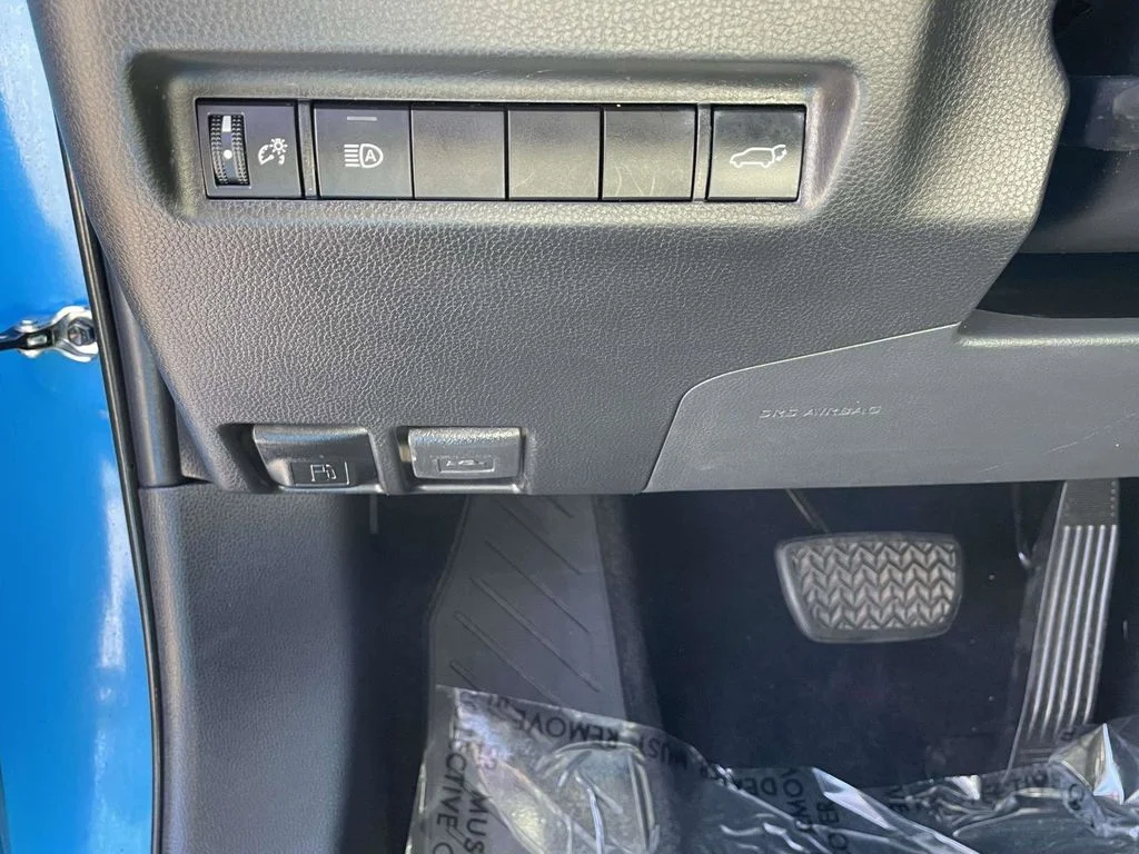 Used 2021 Blue Toyota XLE Premium image 27