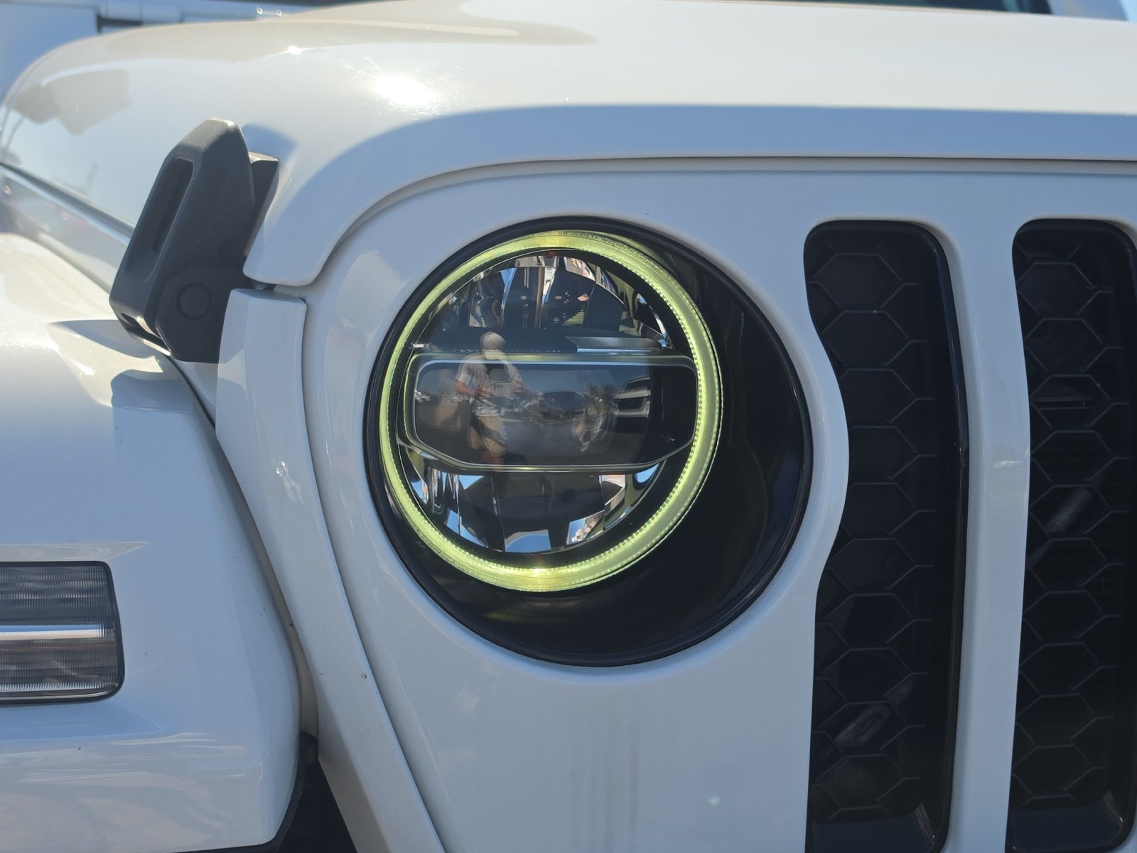 Used 2022 White Jeep High Altitude image 6