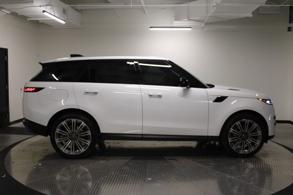 Used 2024  Land Rover SE image 8
