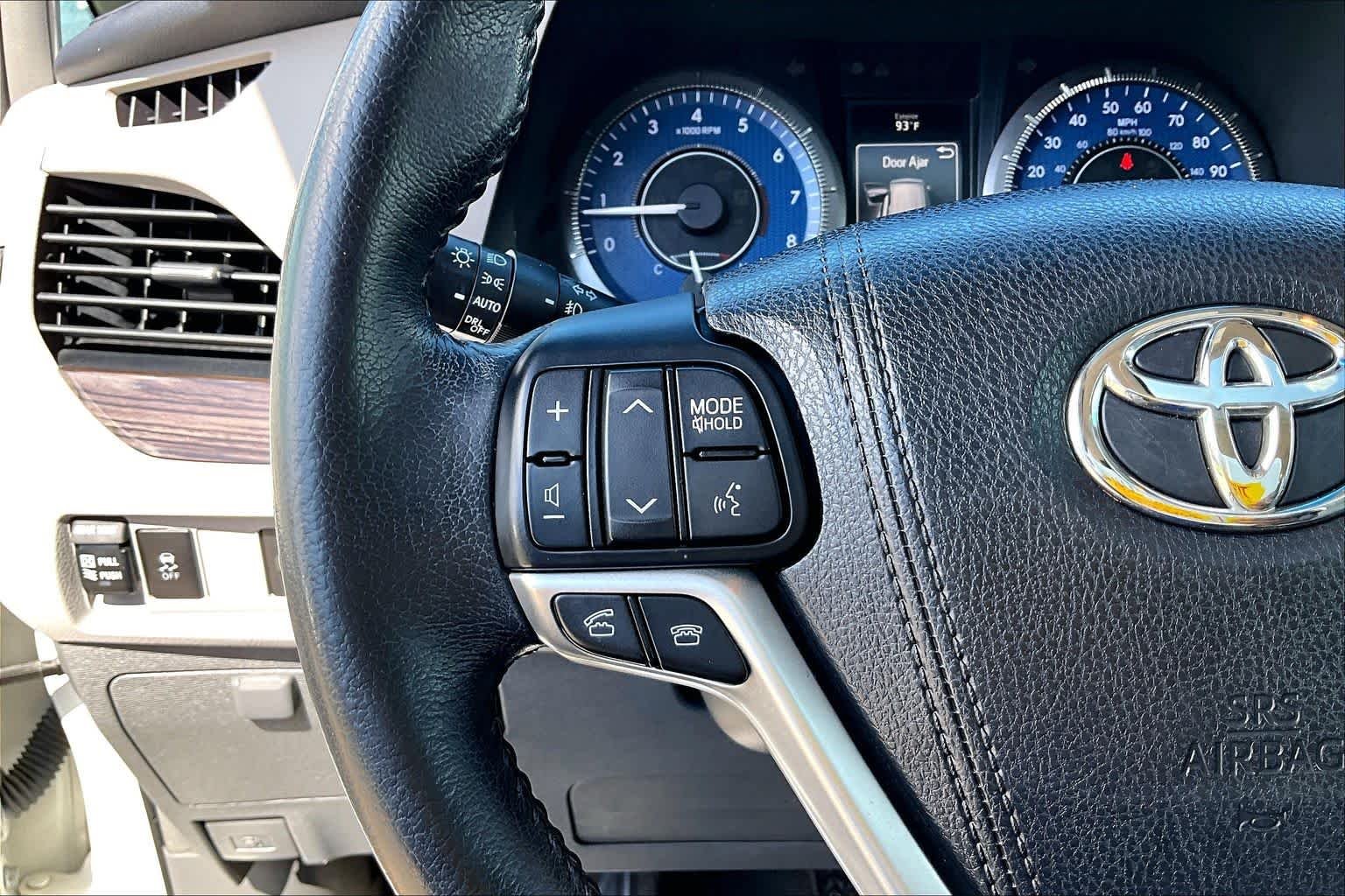 Used 2015 Blizzard Pearl Toyota XLE image 24