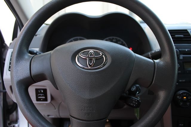 Used 2009 Silver Toyota LE image 5