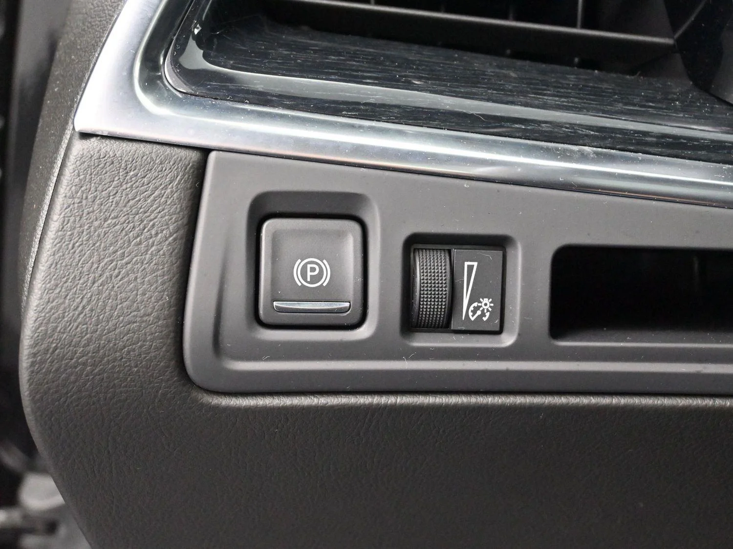 Used 2025 Stellar Black Metallic Cadillac Premium Luxury image 29