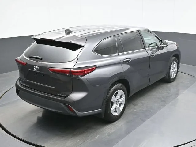 2022 Toyota Highlander LE - Photo 17