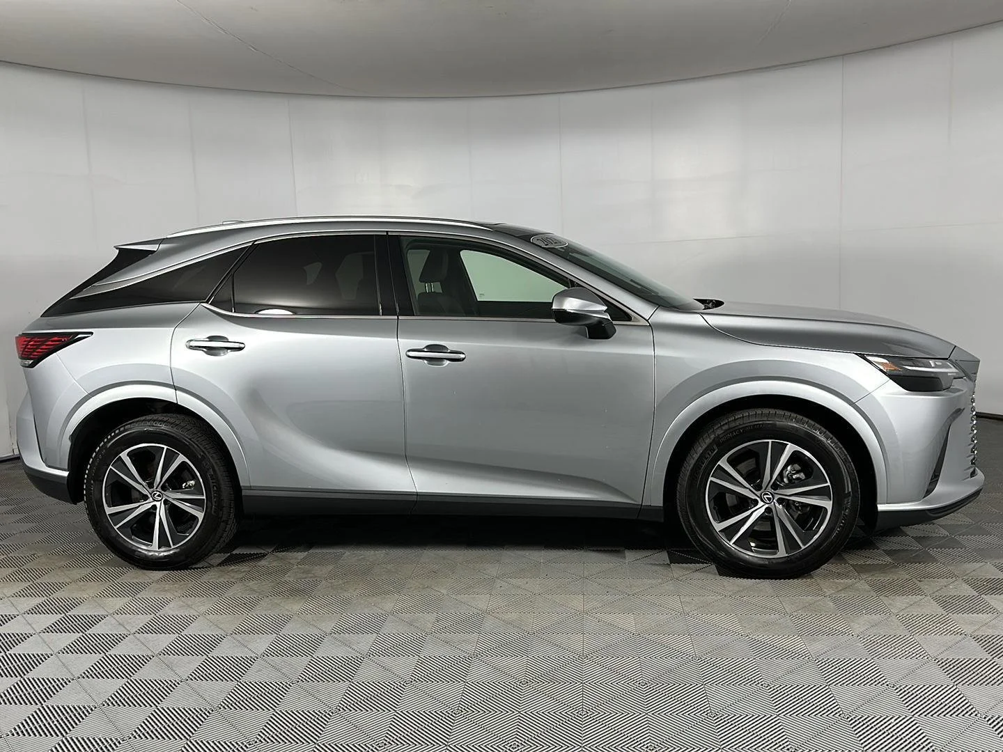 Used 2023 Nebula Gray Pearl Lexus RX 350h Premium image 26