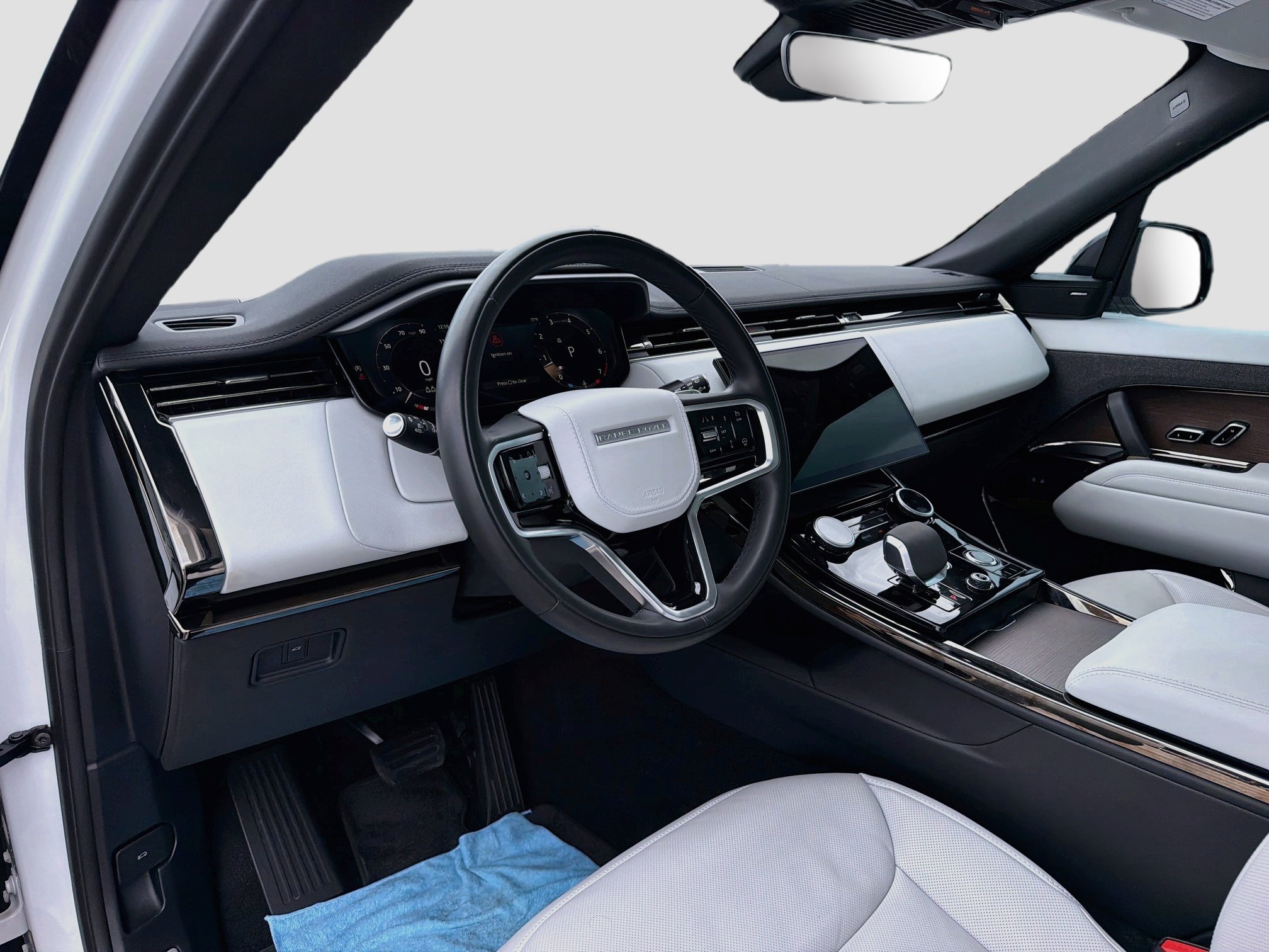Used 2023 White Land Rover SE image 27