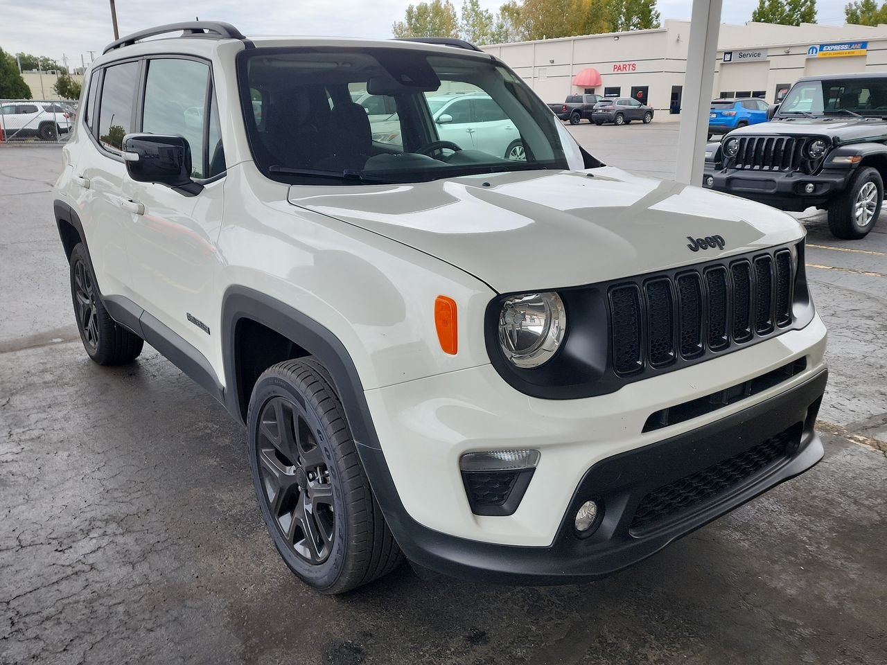 Used 2023 Alpine White Clearcoat Jeep Altitude image 1