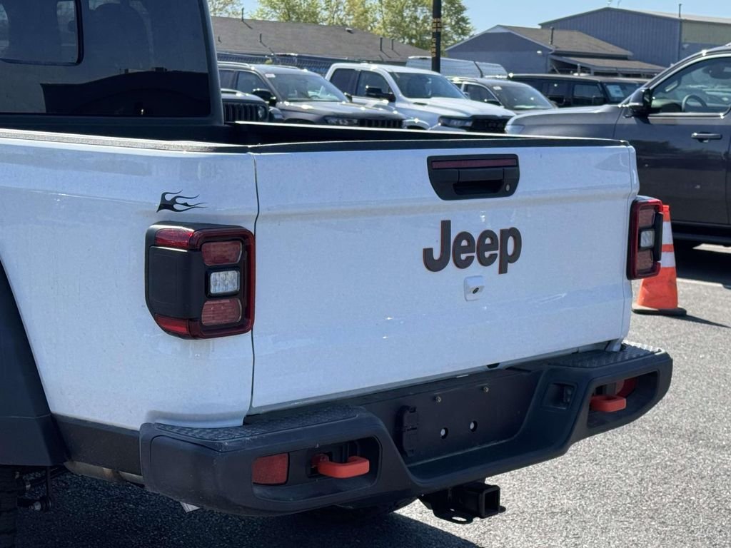 Used 2025 White Jeep Mojave image 10