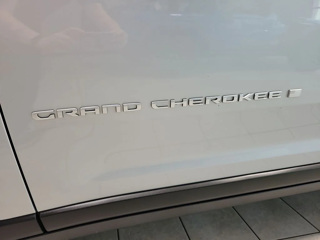 Used 2024 Silver Jeep Laredo image 25