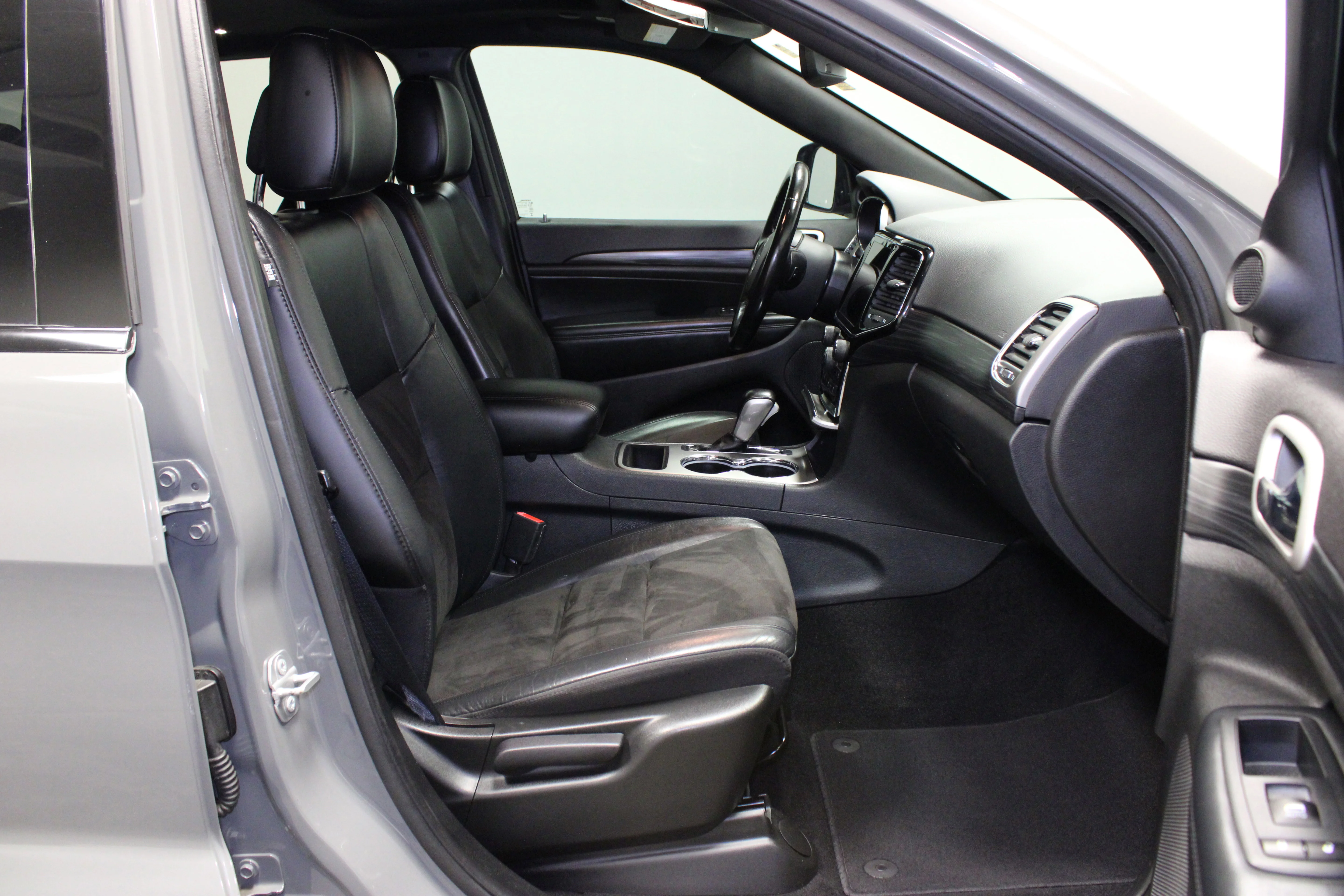 Used 2020 Sting-Gray Clearcoat Jeep Altitude image 15
