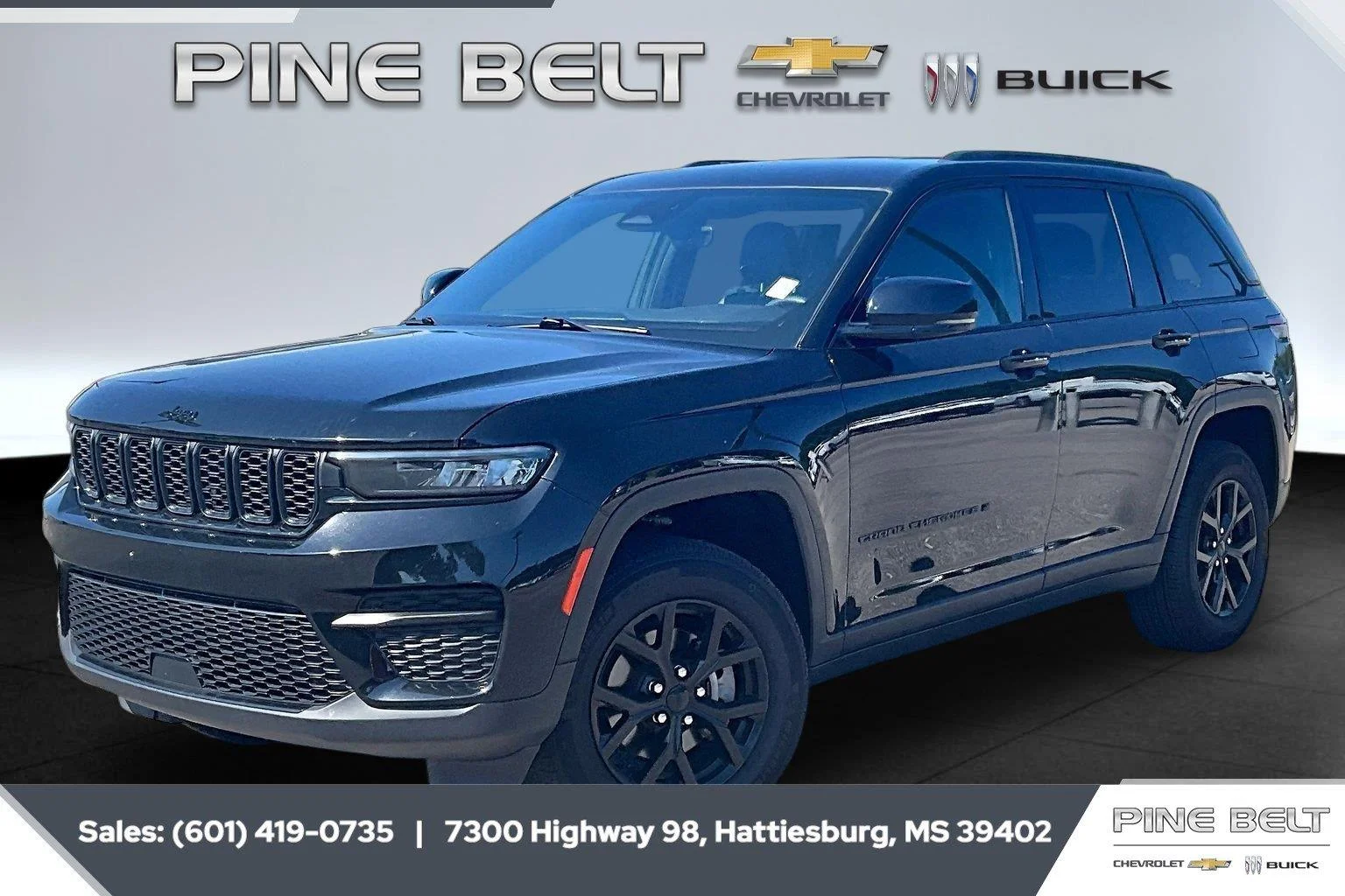 Used 2025 Diamond Black Crystal Pearlcoat Jeep Altitude image 10