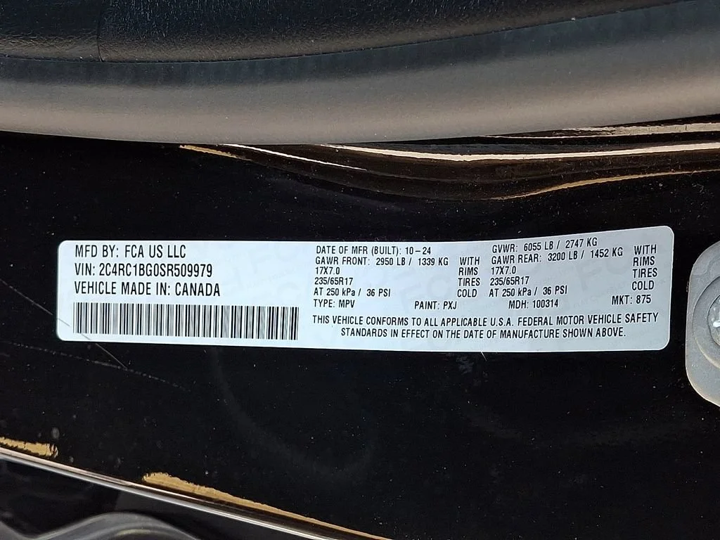 Used 2025 Diamond Black Crystal Pearlcoat Chrysler Select image 28