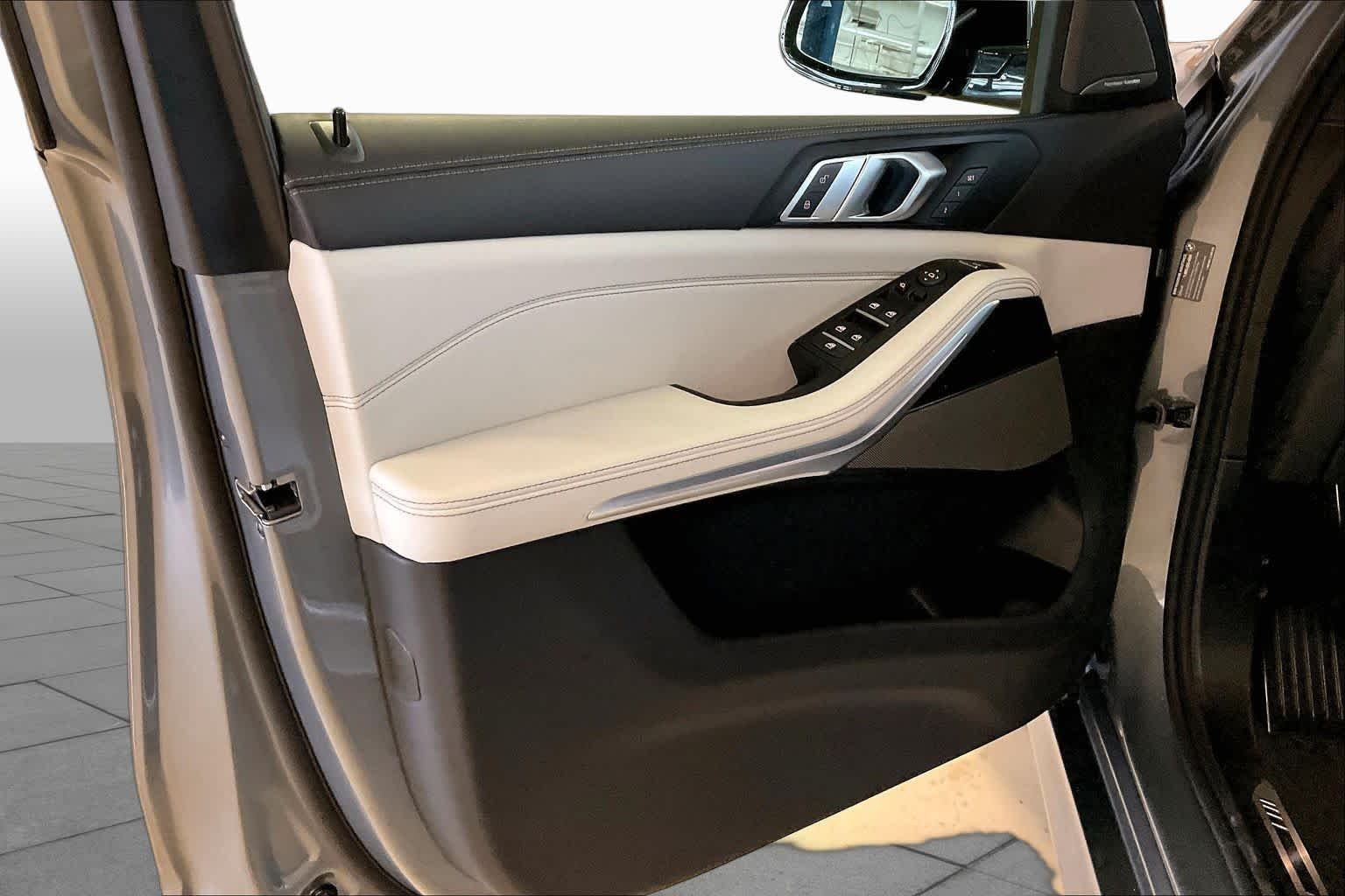 New 2026 Skyscraper Grey Metallic BMW xDrive40i image 10