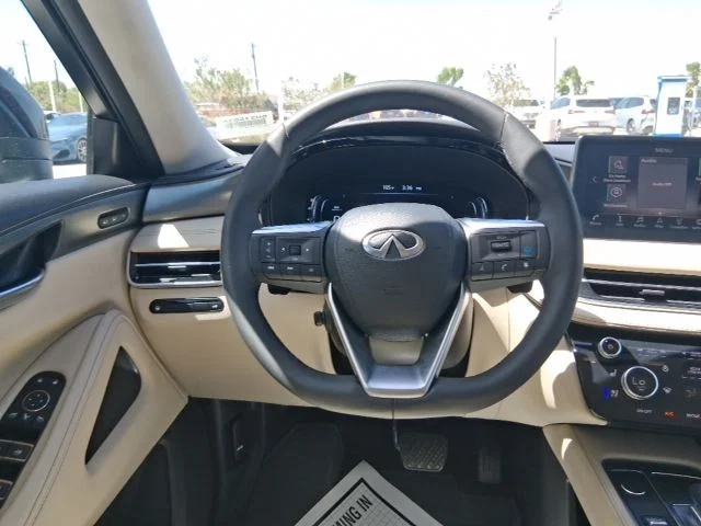 Used 2024 Red INFINITI LUXE image 9