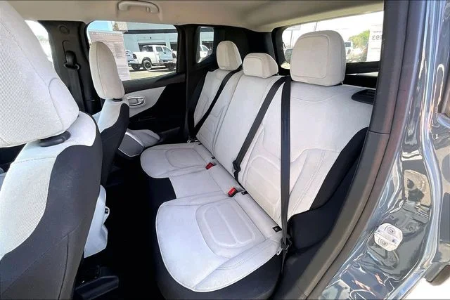 Used 2018 Gray Jeep Latitude image 28