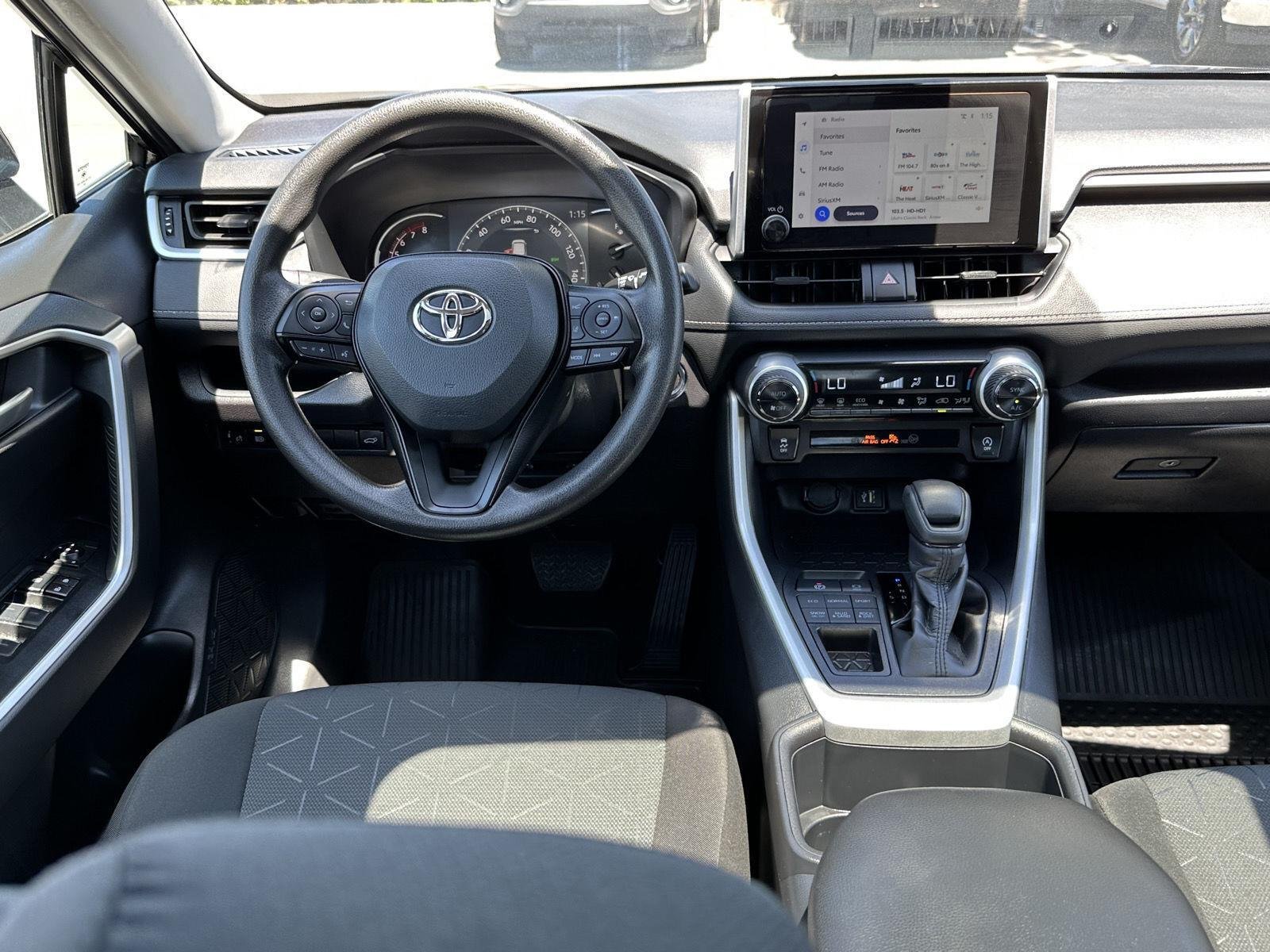 2025 Toyota RAV4 XLE - Photo 22