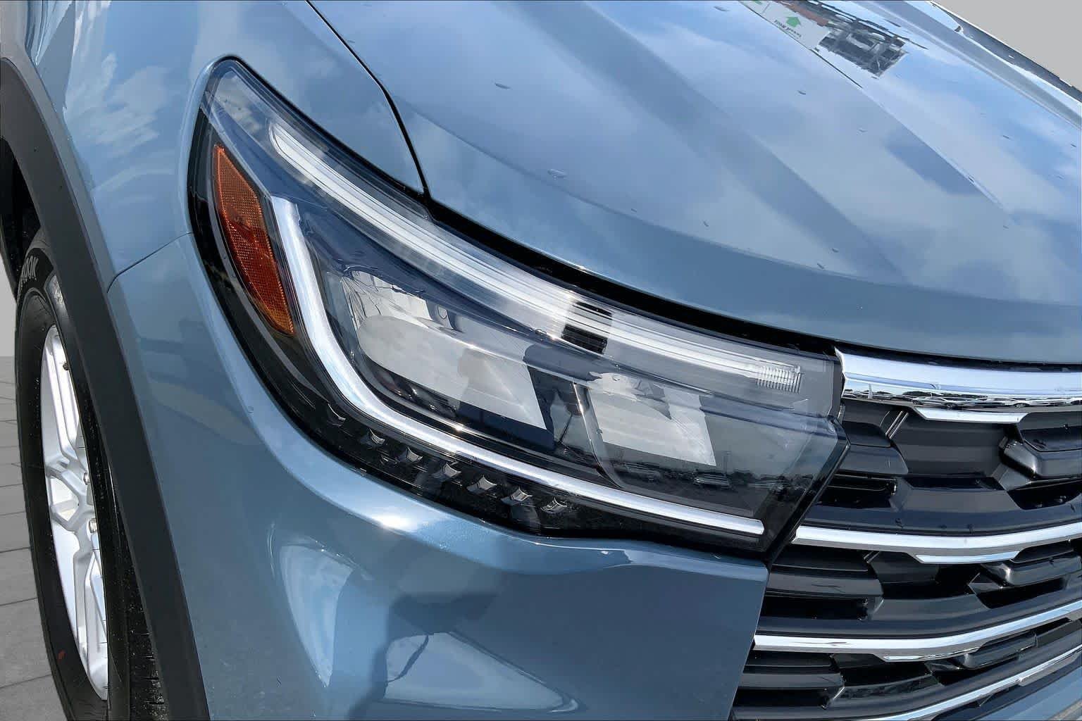 Used 2025 Vapor Blue Ford Active image 28