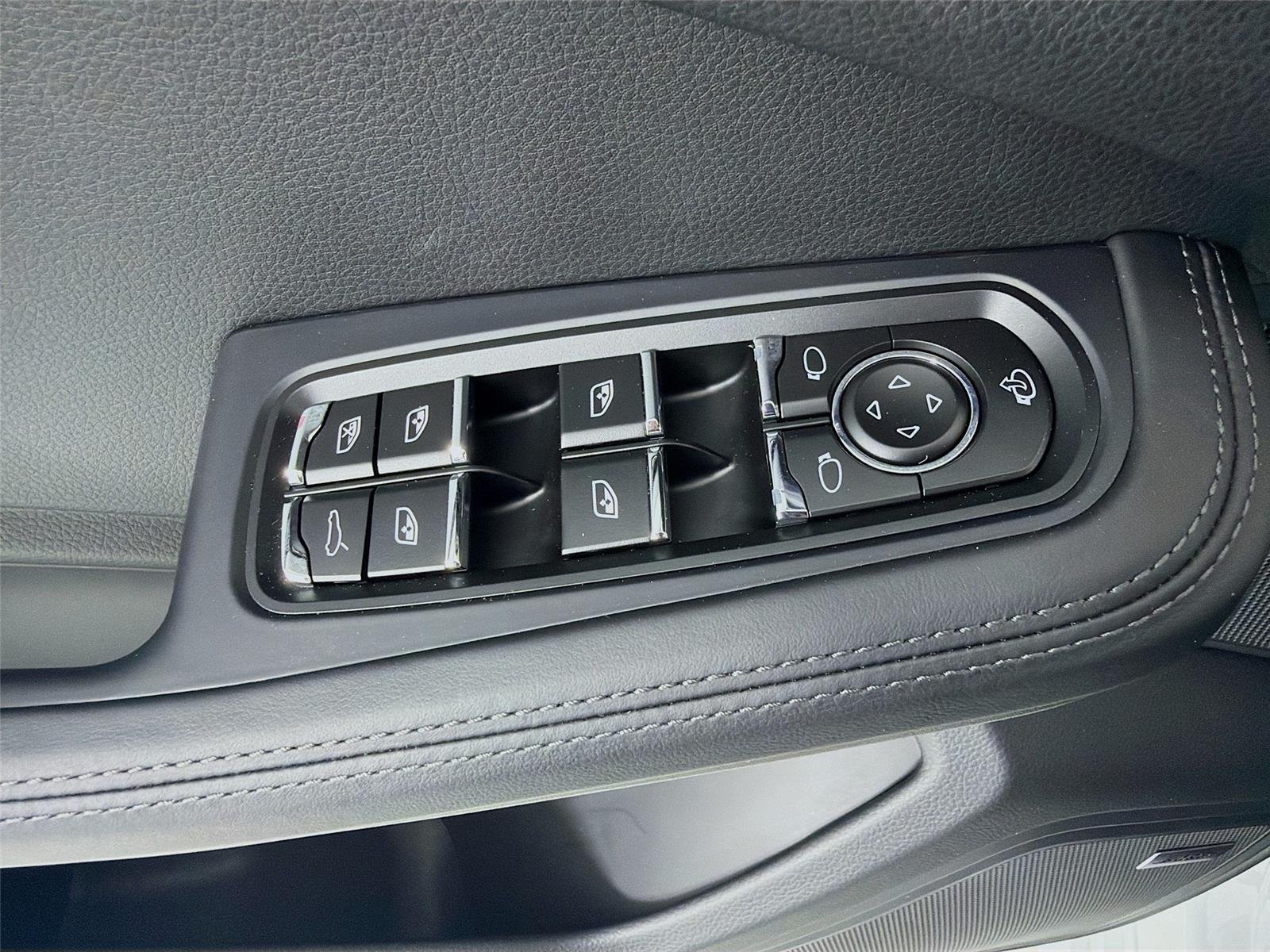 Used 2025 White Porsche  image 8