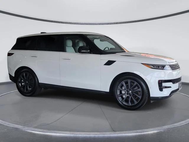 Used 2024  Land Rover SE image 2