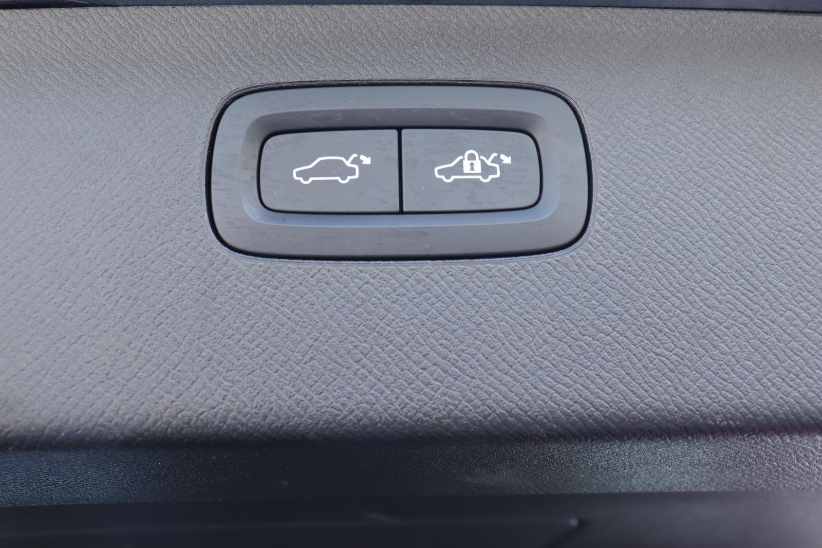 Used 2022 Savile Grey Metallic Volvo Momentum image 19