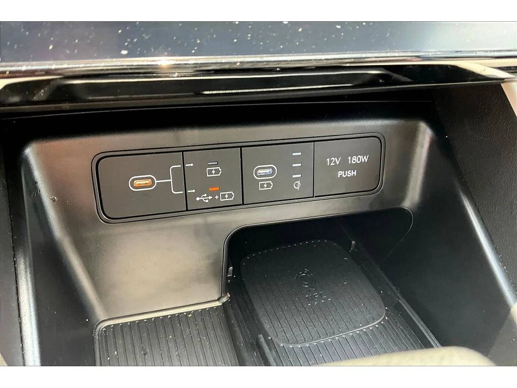 Used 2025  Hyundai SEL image 24