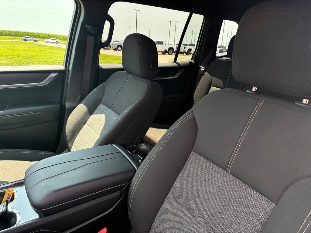 Used 2025 Ebony Twilight Metallic GMC Elevation image 18