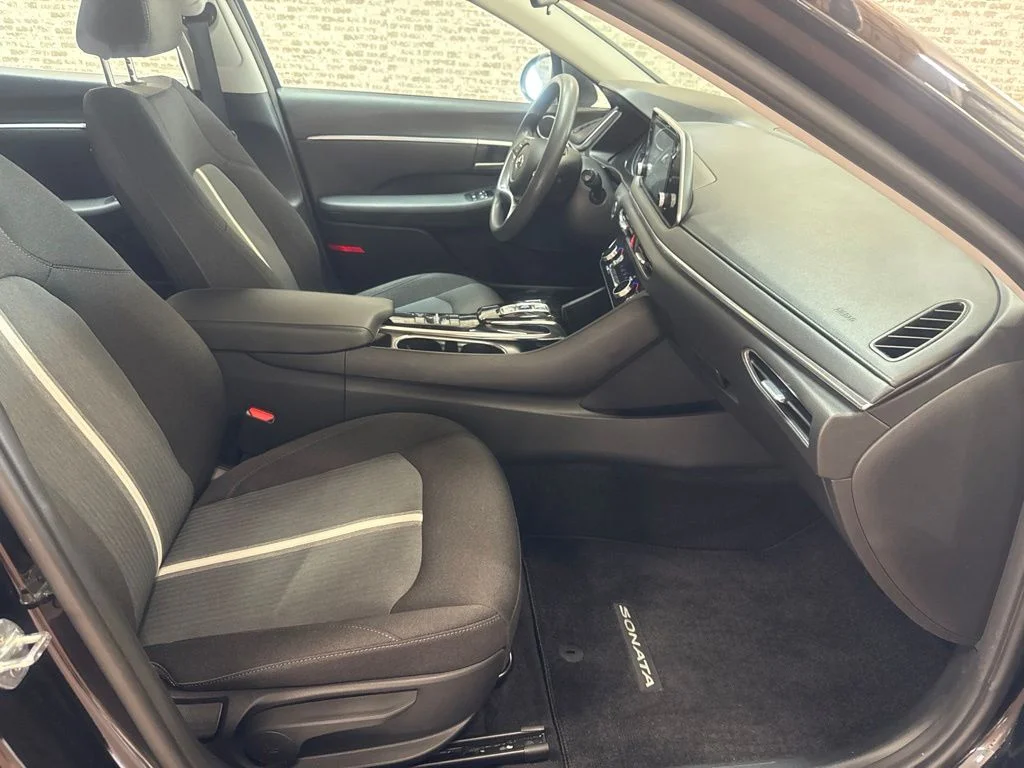 Used 2021 Phantom Black Hyundai SEL image 11