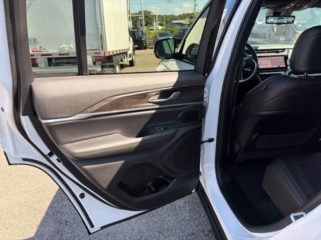 New 2026 White Jeep  image 10