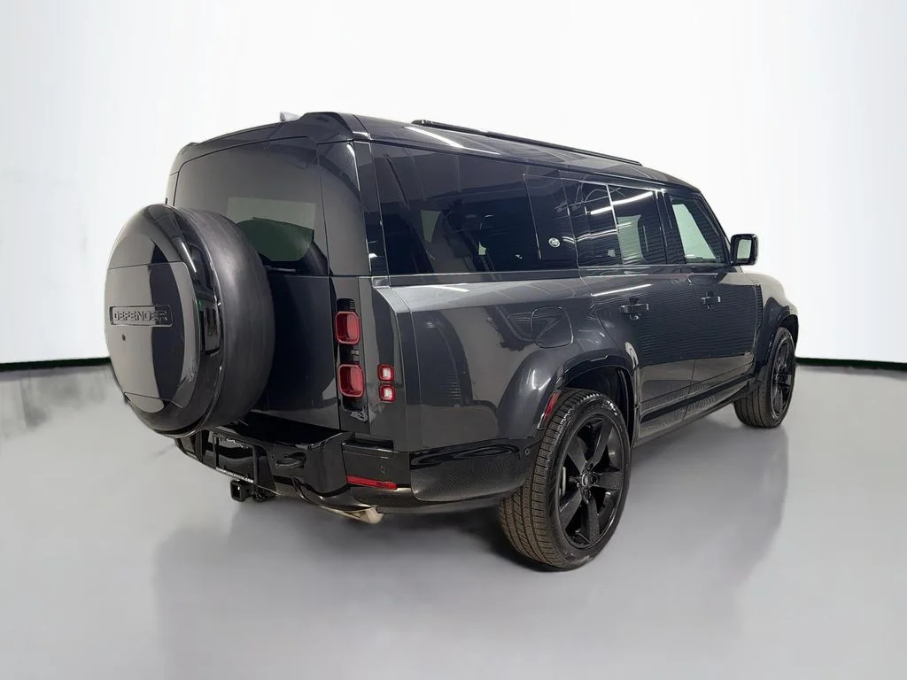 Certified Used 2024  Land Rover X-Dynamic SE image 9