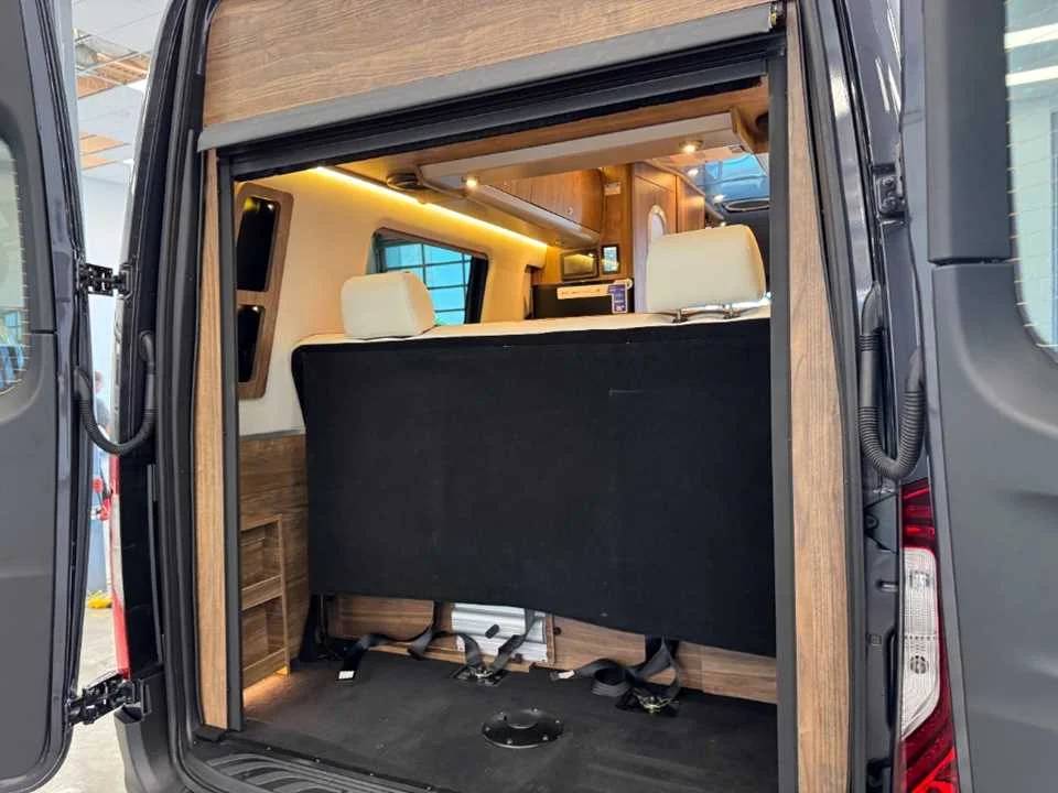 New 2027 TENORITE GREY PREMIUM METALLIC AIRSTREAM  image 13