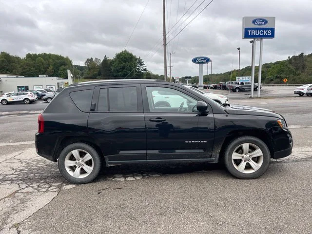 Used 2016 Black Jeep Latitude image 3
