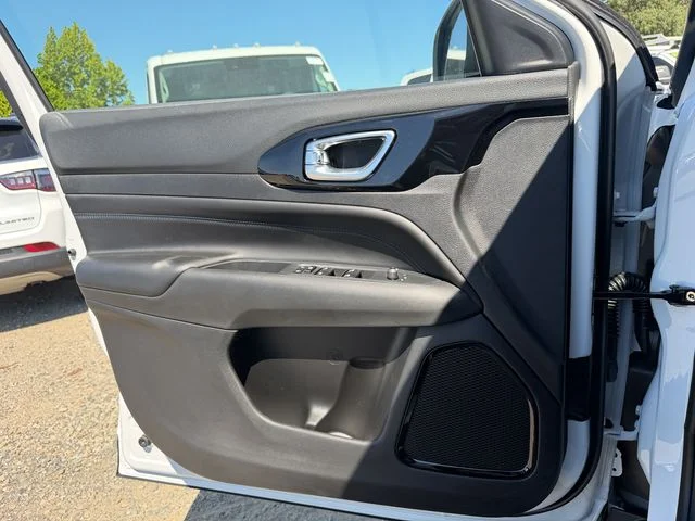 New 2026 Bright White Clear-Coat Exterior Paint Jeep Limited image 13