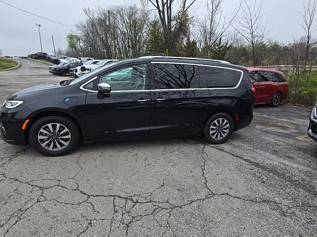 Used 2021 Black Chrysler Touring L image 3