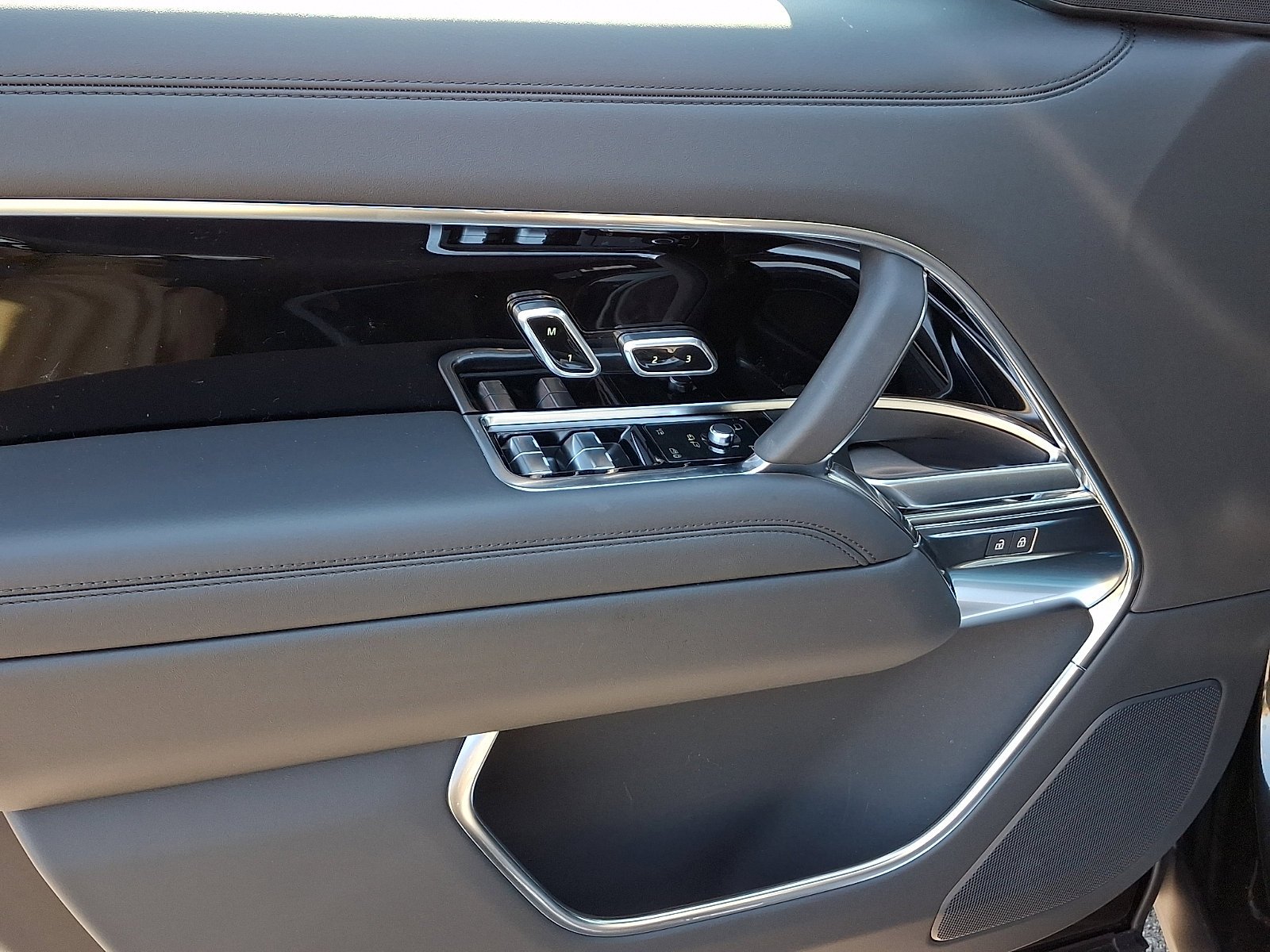 New 2026 Santorini Black Land Rover SE image 10