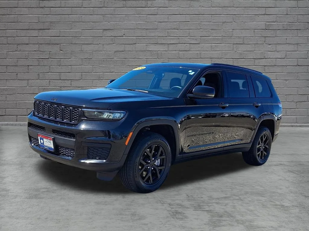 Used 2024 Diamond Black Crystal Pearlcoat Jeep Altitude image 6
