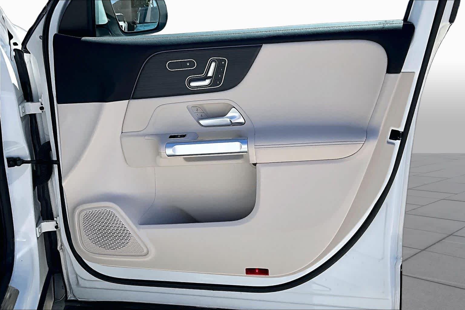Used 2023 Polar White Mercedes-Benz GLB 250 image 21