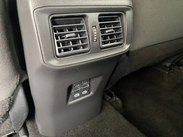 2025 Toyota RAV4 XLE - Photo 15