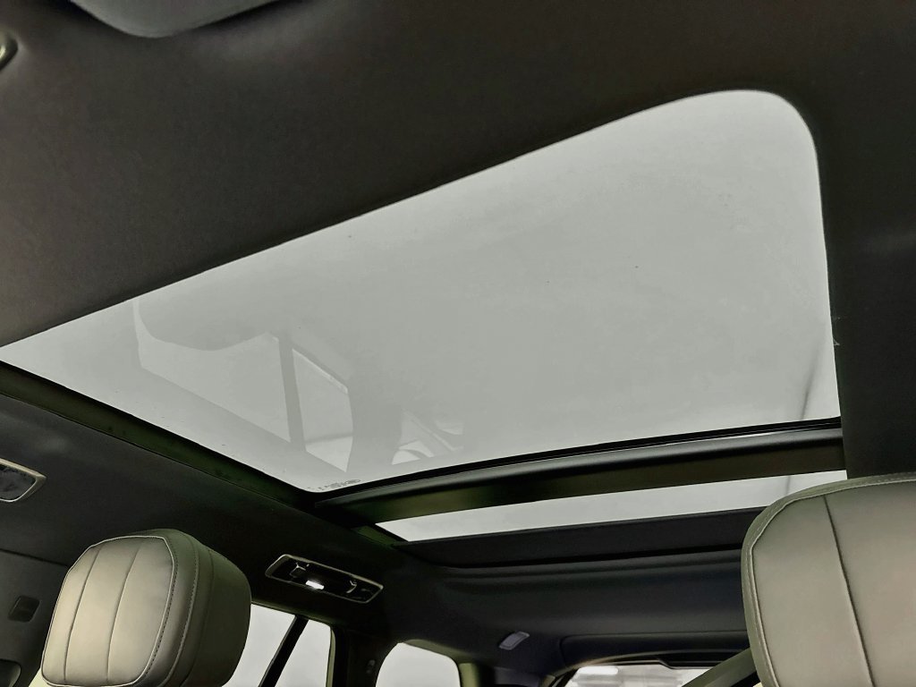 New 2027 Santorini Black Land Rover SE image 22