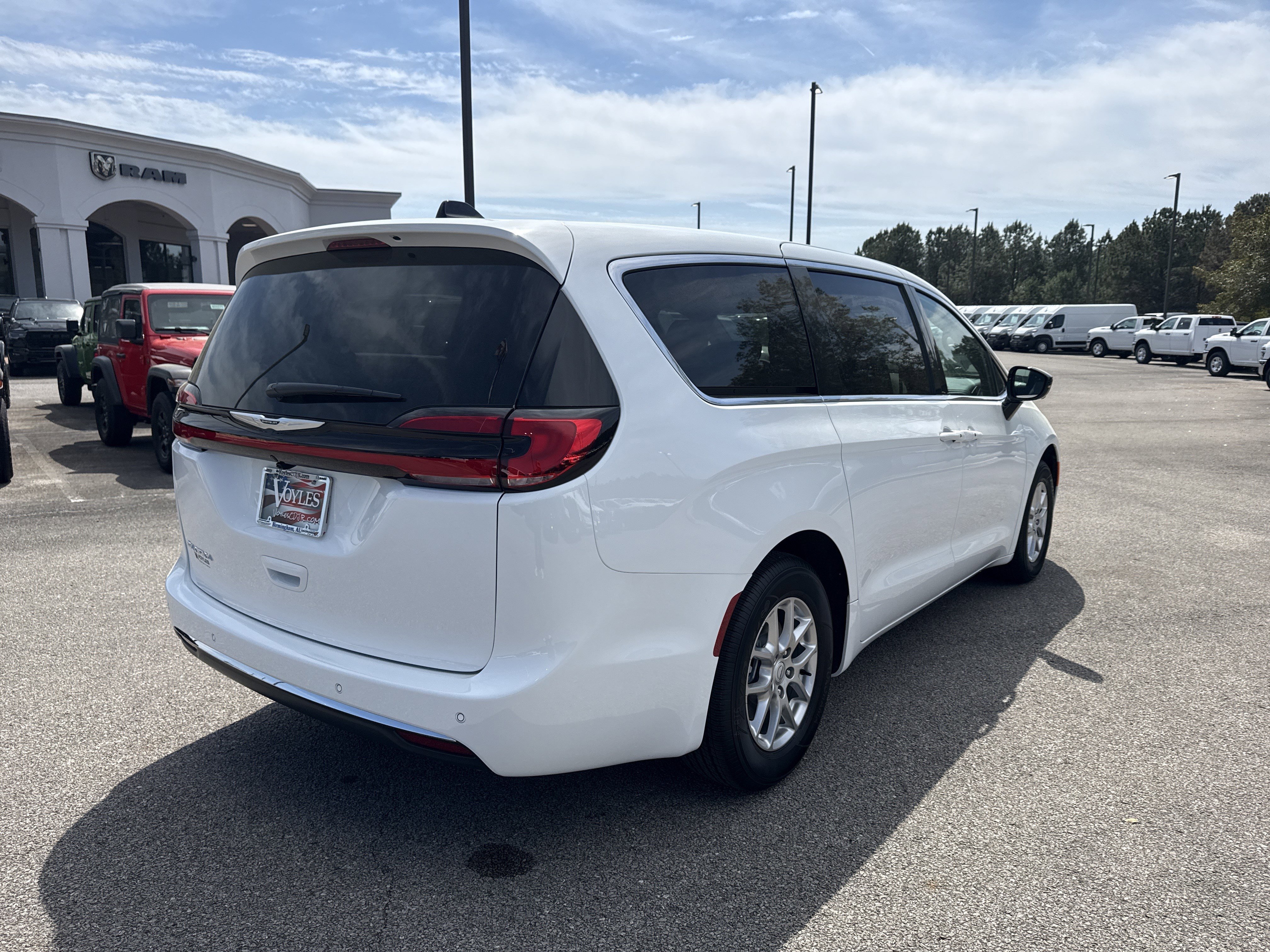 New 2026 Bright White Clear-Coat Exterior Paint Chrysler Select image 7