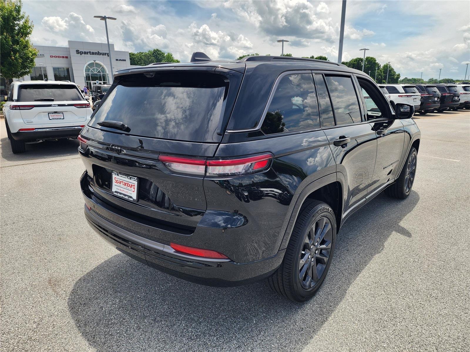New 2026 Diamond Black Crystal Pearl-Coat Exterior Paint Jeep Limited Reserve image 6