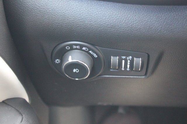 Used 2025 Silver Jeep Limited image 18